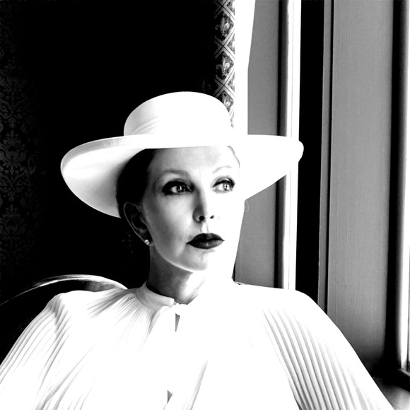 Meet your Posher, Emily - Picture 2 of 4